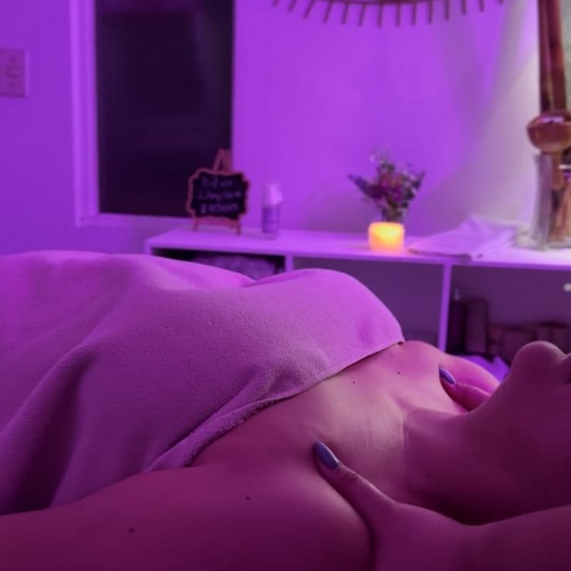 Tratamiento facial relajante — ambiente de cabina con iluminación suave