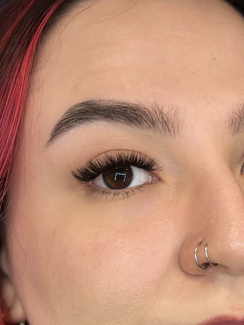 Extensión de pestañas pelo a pelo — vista lateral