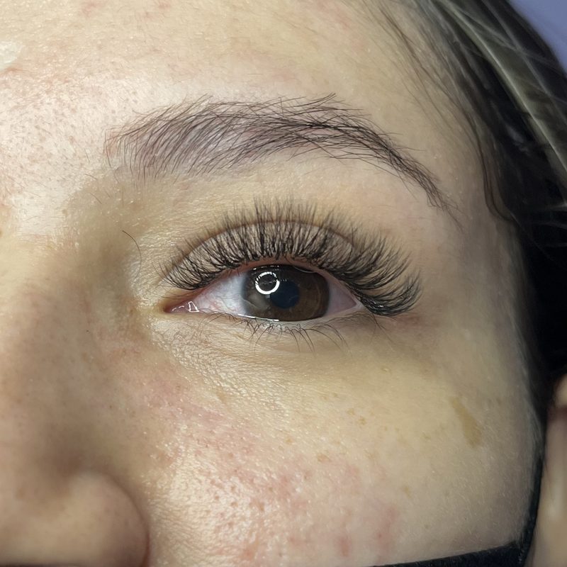 Extensión de pestañas voluminosas — primer plano