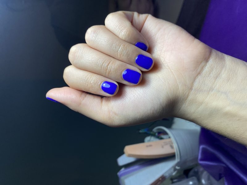 Manicura en azul eléctrico — acabado gel